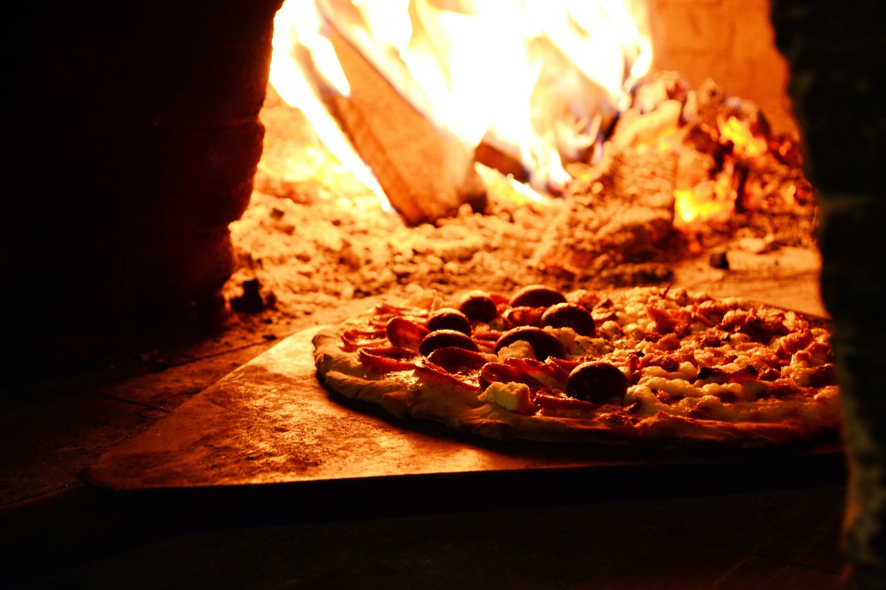 baka pizza i en vedeldad ugn
